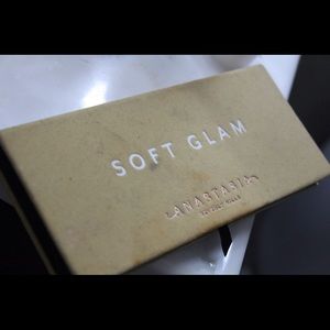 Soft glam eye shadow palette